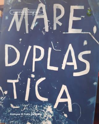 Un mare di plastica foto 